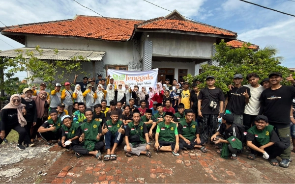Thumbnail Berita - Dukung Instruksi Presiden Prabowo soal Sampah, Ning Hani Gelar Aksi Bakti di Pantai Khanoman Bareng Warga