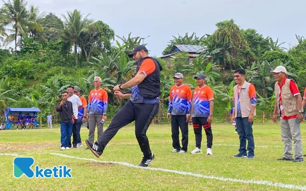 Thumbnail Berita - Bassam Kasuba Resmi Buka Turnamen Sepak Bola Piala Bupati Halsel 2025