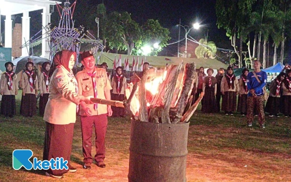 Thumbnail Berita - Api Unggun Tutup Jambore Santri Situbondo, Kak Ulfiyah: Nyala Kita Lambang Cahaya Persatuan