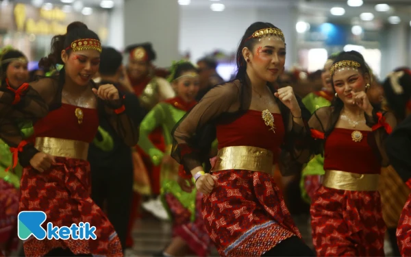 Thumbnail Peserta dengan memakai pakaian kostum tari mengikuti ajang Indonesia Menari 2025 yang serentak di 11 kota di seluruh Indonesia anatara lain; Medan, Palembang, Karawang, Bekasi, Jakarta, Bandung, Semarang Surabaya, Balikpapan, Makasar, dan Manado. Total peserta mencapai 8000 peserta, sedangkan kota Palembang tercatat sebagai peserta terbanyak 1200 peserta, Minggu 12 Oktober 2025. Dengan diiringi 8 lagu daerah Sinagar Tulo, Kicir-kicir, Cing Cangkeling, Anging Mamiri, Rek Ayo Rek, Indung-indung, Si Patokaan, dan Rasa Sayange yang diaransemen modern para penari serentak menari di salah satu mall di Palembang. (Foto: Wahyu Rahmanto/Ketik)