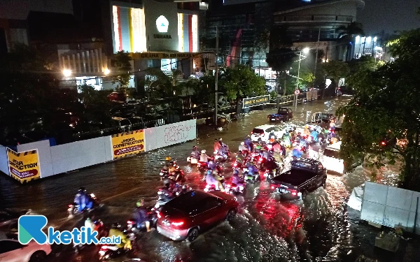 Thumbnail Berita - BMKG Ungkap 3 Gelombang Atmosfer Penyebab Hujan Lebat pada Malam Natal di Jawa Timur