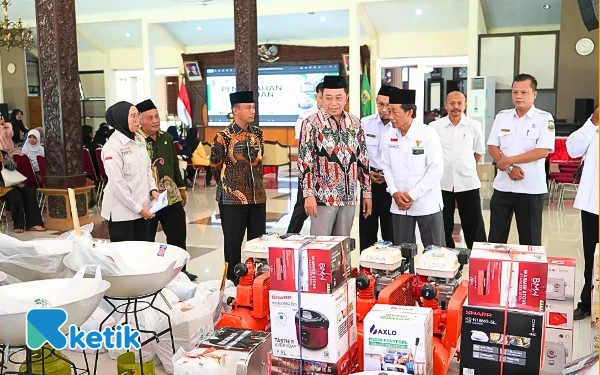 Thumbnail Berita - Baznas Bondowoso Salurkan 127 Paket Alat Usaha, Bupati Dorong Penerima Lebih Produktif dan Mandiri