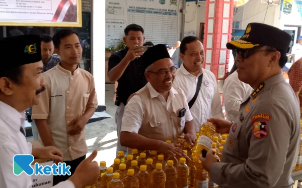 Thumbnail Berita - Disaksikan Irwasum Polri-Wamentan, HKTI Kabupaten Malang Bagikan 120 Liter Migor Gratis