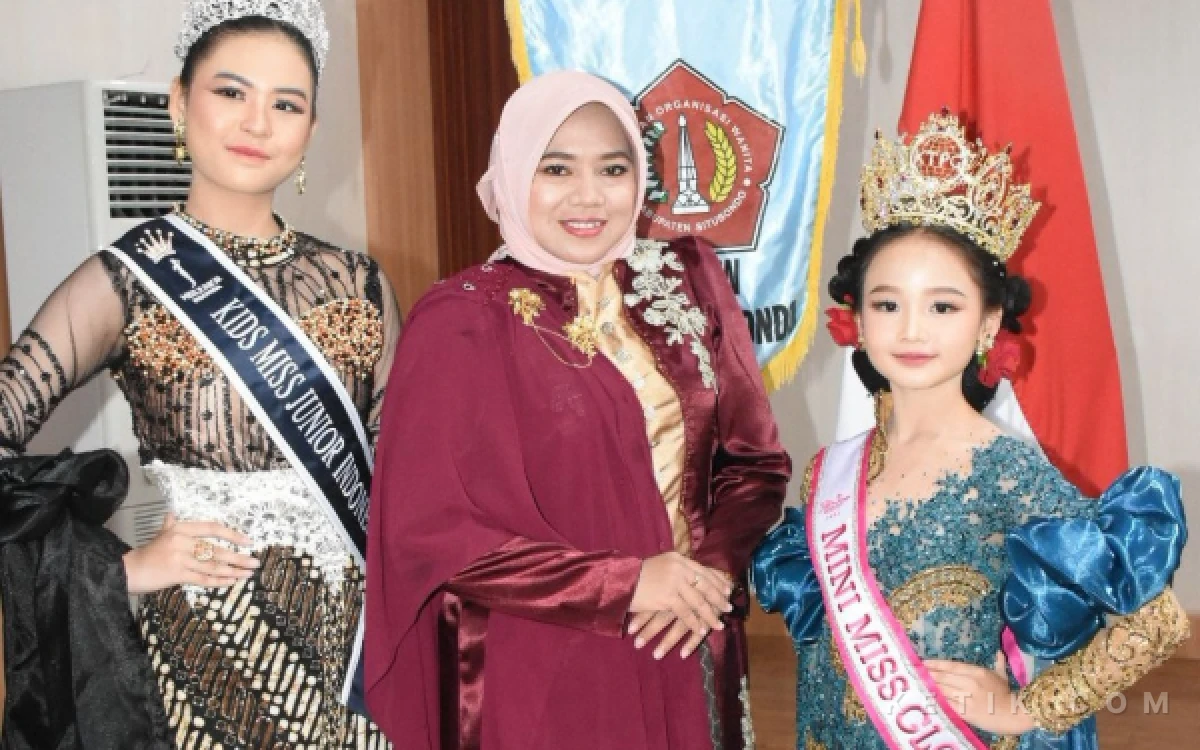 Thumbnail Berita - Ketua GOW Situbondo Serahkan Penghargaan kepada Vindy dan Vellencia