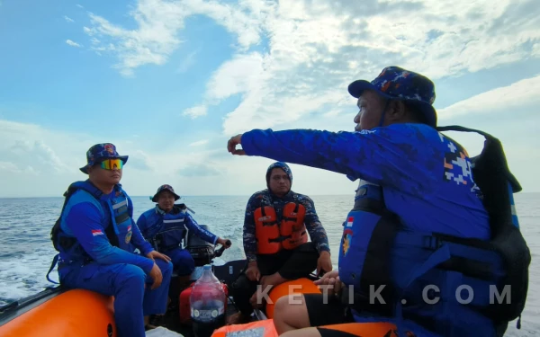 Thumbnail Berita - Penumpang KMP Dharma Kartika Diduga Lompat ke Laut, Satpolairud Polres Situbondo dan Tim SAR Gabungan Lakukan Pencarian