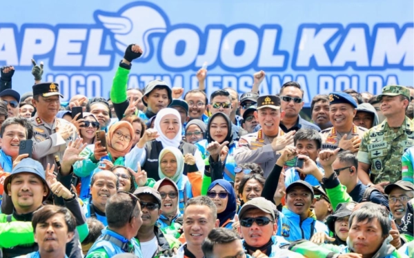 Thumbnail Berita - Kapolri Pimpin Apel Bersama 4.425 Ojol Jogo Jatim, Gubernur Khofifah Apresiasi Sinergi Polisi - Ojol