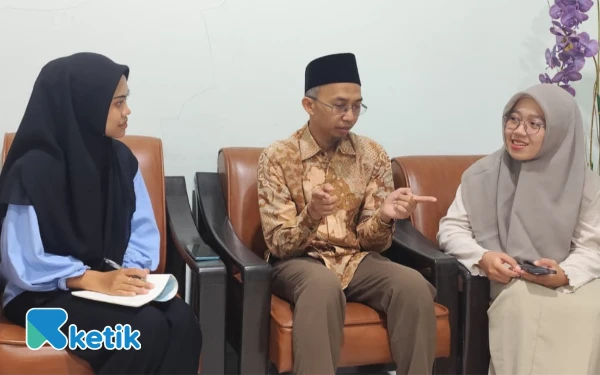 Thumbnail Berita - Kisah Halimi Zuhdy Dosen Humaniora UIN Malang: dari Nilai 'D' Menuju Puncak Karier, Resep Ampuh untuk Mahasiswa Pantang Menyerah