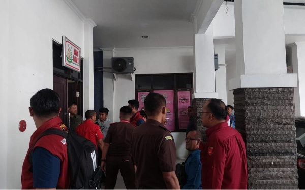 Thumbnail Anggota Ditreskrimsus Polda Jatim saat akan masuk ke ruang tahap II Kejari Sampang. (Foto: Mat Jusi/Ketik.com)