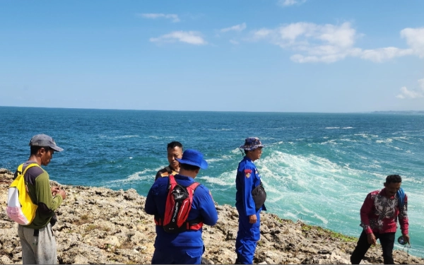 Thumbnail Berita - 3 Pemancing Terseret Ombak Pantai Watulepek Kabupaten Malang, 1 Hilang