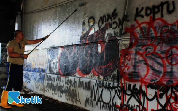 Thumbnail Berita - Satpol PP Bersihkan Jejak Vandalisme, Bakal Tindak Tegas Pelaku Corat-Coret Tembok