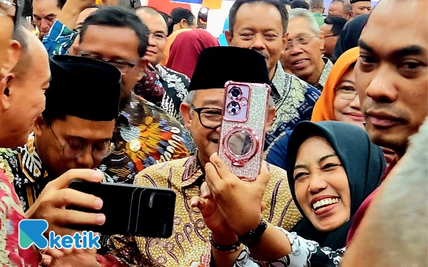 Thumbnail Berita - Sabarnya Abdul Mu'ti Saat Jadi Rebutan Swafoto!  Sikap Humanis Mendikdasmen Tuai Pujian