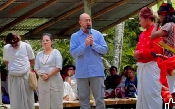 Thumbnail Berita - Pandji Pragiwaksono Jalani Sidang Adat Toraja, Dijatuhi Denda 1 Ekor Babi dan 5 Ayam