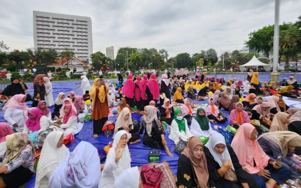 Thumbnail Berita - Jatim Bersholawat, Berkah Gus Iqdam Memancar! Kisah Ibu-Ibu yang Datang Sejak Sore