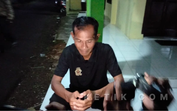 Thumbnail Berita - Ini Kronologi Wafatnya Asisten Pelatih Arema FC Kuncoro, Sempat Minum Sebelum Ambruk di Bench