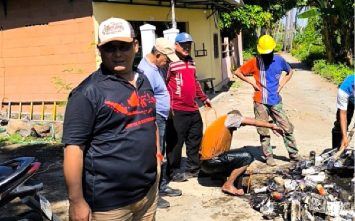 Thumbnail Berita - Cegah Banjir di Situbondo, Camat Asembagus dan Warga Kompak Bebersih Selokan