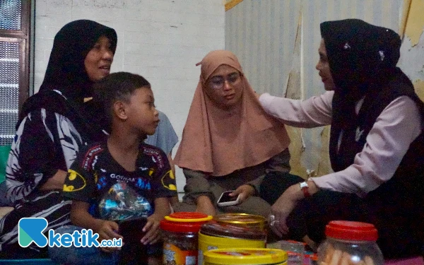 Thumbnail Berita - Takziah Bocah Tewas Tenggelam, Wabup Mimik Idayana Ajak Orang Tua Jaga Keselamatan Anak-Anak