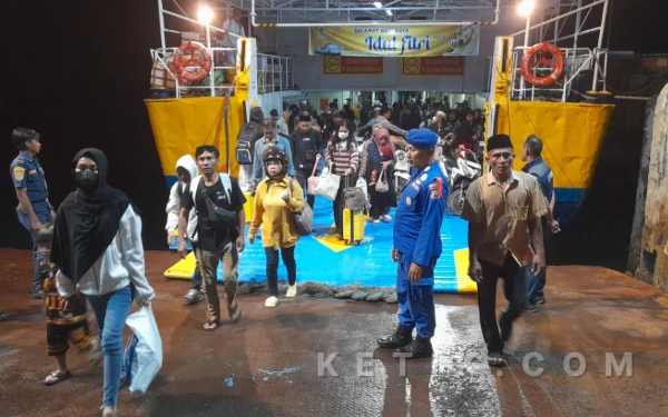 Thumbnail Berita - Satpolairud Polres Situbondo Lakukan Pengaman Arus Balik di Pelabuhan Jangkar