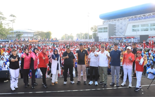 Thumbnail Berita - Semarak Hari Bhayangkara ke-79, Ribuan Warga Berolahraga Bersama di Stadion Kanjuruhan
