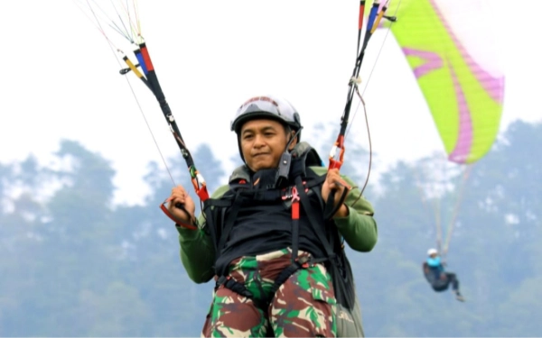 Thumbnail Berita - Koptu Laminto, Prajurit TNI Kodim 0818 Juara 2 Paralayang Danlanud Iswahyudi Cup 2025