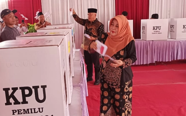 Jalan Kaki dari Rumah, Bupati Malang Ikut Antre Nyoblos Bareng Warga