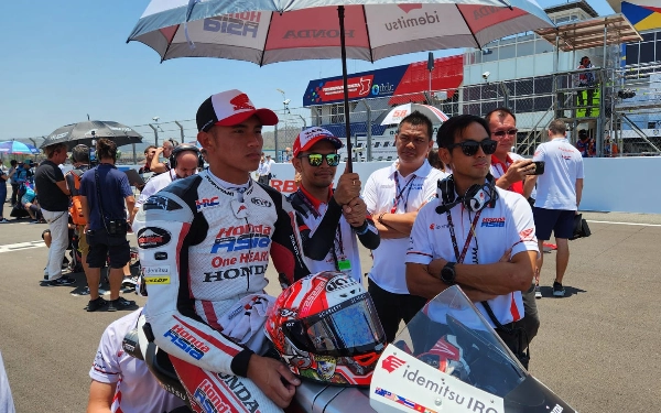 Thumbnail Berita - Strategi Rider Moto2 Mario Aji Menyeimbangkan Balapan dan Kuliah di Manajemen Olahraga Unesa