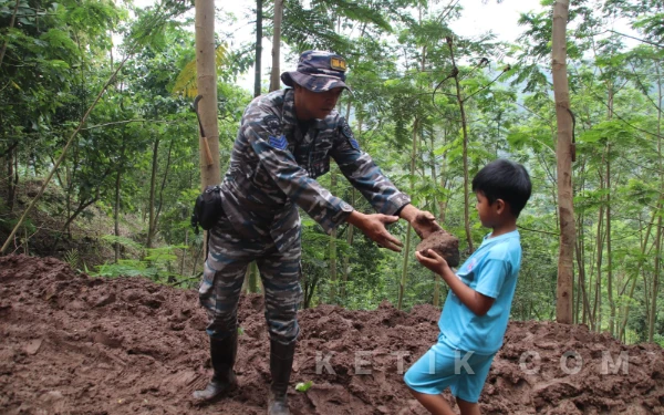 Thumbnail Berita - Ingin Jadi Prajurit TNI, Bocah di Dusun Terpencil Bantu Satgas TMMD Kodim 0823 Situbondo Angkat Batu