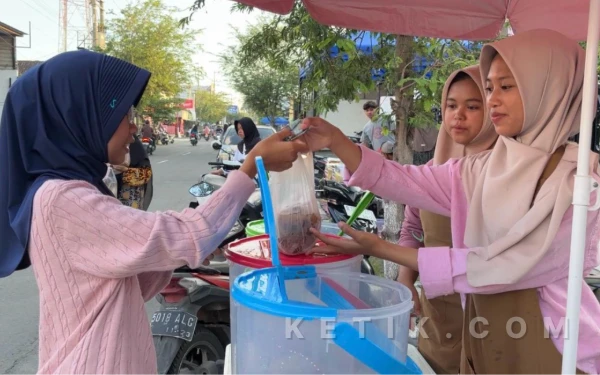 Foto Siswa double track tata boga SMAN 1 Karas berjualan takjil di Desa Mangge Kecamatan Barat Kabupaten Magetan. (Foto: Athik for Ketik.com)