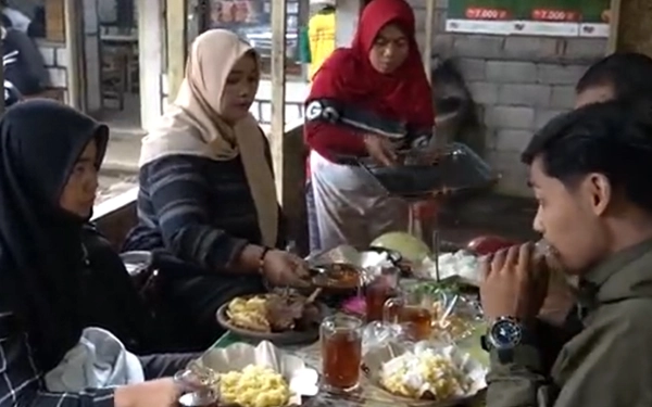 Thumbnail Berita - Warung Mbak Yun, Kuliner Nasi Empok Favorit di Jalur Bromo via Tumpang