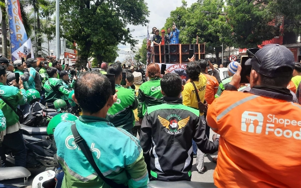 Thumbnail Berita - Ironi Pengemudi Ojol: Kerja 14 Jam Sehari, Terjebak Pendapatan Rendah dan Ketidakpastian