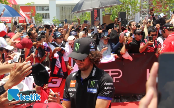 Thumbnail Acara Hero Walk di Sirkuit Mandalika, Minggu 5 Oktober 2025, yang menghadirkan para rider MotoGP di tengah fans berlangsung heboh. (Foto: Rahmat Rifadin/Ketik)