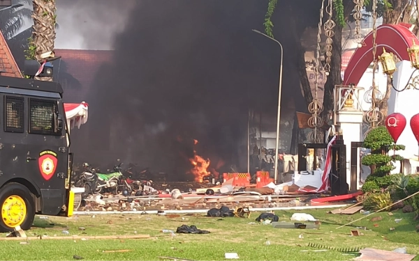 Thumbnail Berita - MENCEKAM! Aksi Massa di Surabaya Ricuh, Api Berkobar di Halaman Grahadi