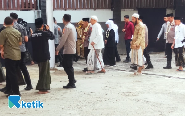 Thumbnail Kapolri Jenderal Listyo Sigit Prabowo didampingi Pengasuh Ponpes Banyuanyar Pamekasan dan Gubernur Jatim serta Bupati Pamekasan saat menyapa ribuan santri.