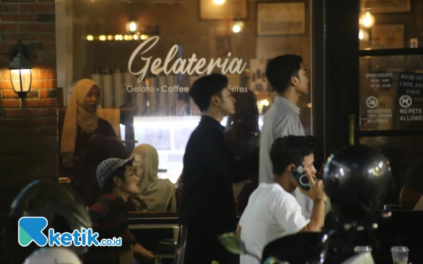 Thumbnail Sejarah Jalan Tunjungan Surabaya berawal dari pembangunannya di masa penjajahan Belanda sekitar abad 19-20 an. Kawasan ini adalah pusat komersial dan jalan utama yang menghubungkan Surabaya Timur dan Utara. (Foto: Rahmat Rifadin/Ketik.co.id)