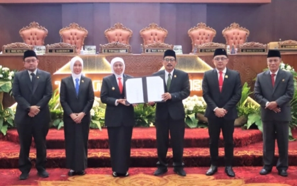 Thumbnail Berita - Gubernur Khofifah dan Pimpinan DPRD Jatim Setujui  dan Sahkan P-APBD 2025