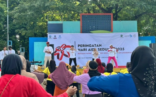 Thumbnail Keseruan masyarakat ikut jalan sehat dan senam pekerja sehat memperingati Hari AIDS Sedunia di Alun-Alun Lamongan. (Foto: dok Panitia)