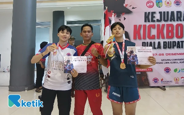 Thumbnail Berita - Dua Siswi SMAN 1 Plemahan Sabet Podium di Kejuaraan Kickboxing Piala Bupati Kediri Cup 2025