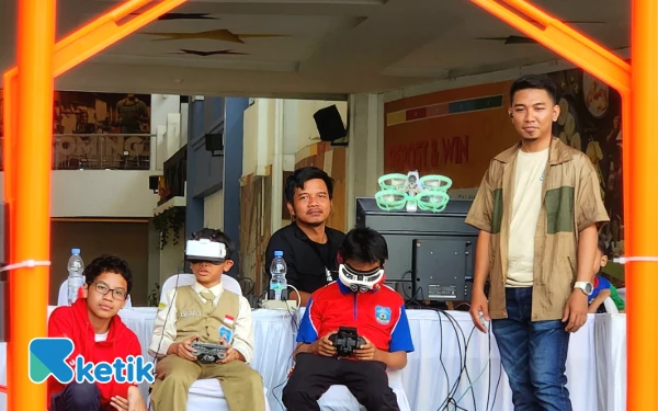 Thumbnail Berita - PERTAMA DI INDONESIA! Ratusan Bocah Surabaya Dilatih Jadi Pilot Drone, Siap Bersaing di Tingkat Global