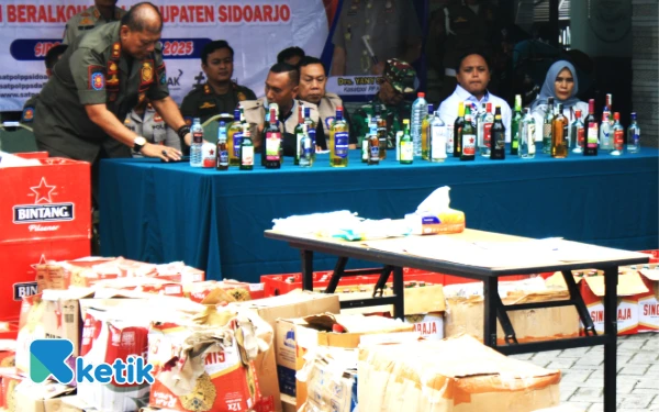 Thumbnail Berita - Menjelang Tahun Baru 2026, Satpol PP Sidoarjo Musnahkan 1.406 Botol Miras