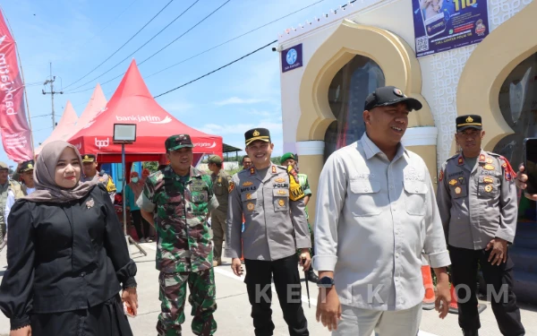 Thumbnail Berita - Puncak Arus Mudik 2026, Bupati Mas Rio Cek Kesiapan Pos Terpadu Tol Situbondo Barat