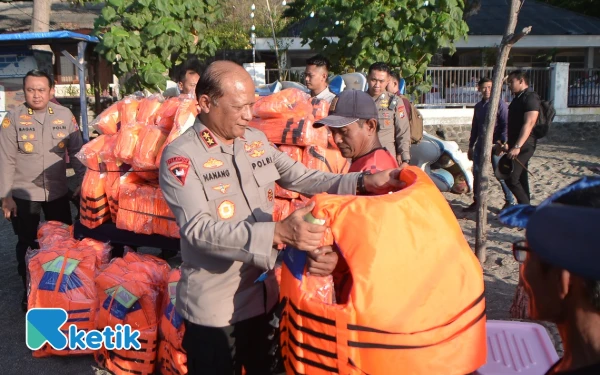 Thumbnail Berita - Kapolda Jatim Peduli Masyarakat Nelayan Pasir Putih Situbondo, Bantu Jaket Pelampung dan Sembako