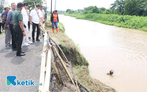 Di Sidoarjo, Jalan Longsor Langsung Didatangi Plt Bupati Sidoarjo Subandi