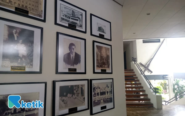 Thumbnail Dinding yang menceritakan sejarah berdirinya El Hotel Kartika Wijaya sebagai hotel tertua di Kota Batu. (Foto: Aliyah/Ketik.com)