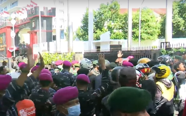 Thumbnail Berita - TNI AD dan Marinir Dekati Massa dengan Tangan Kosong di Depan Mako Brimob Kwitang, Suasana Mereda