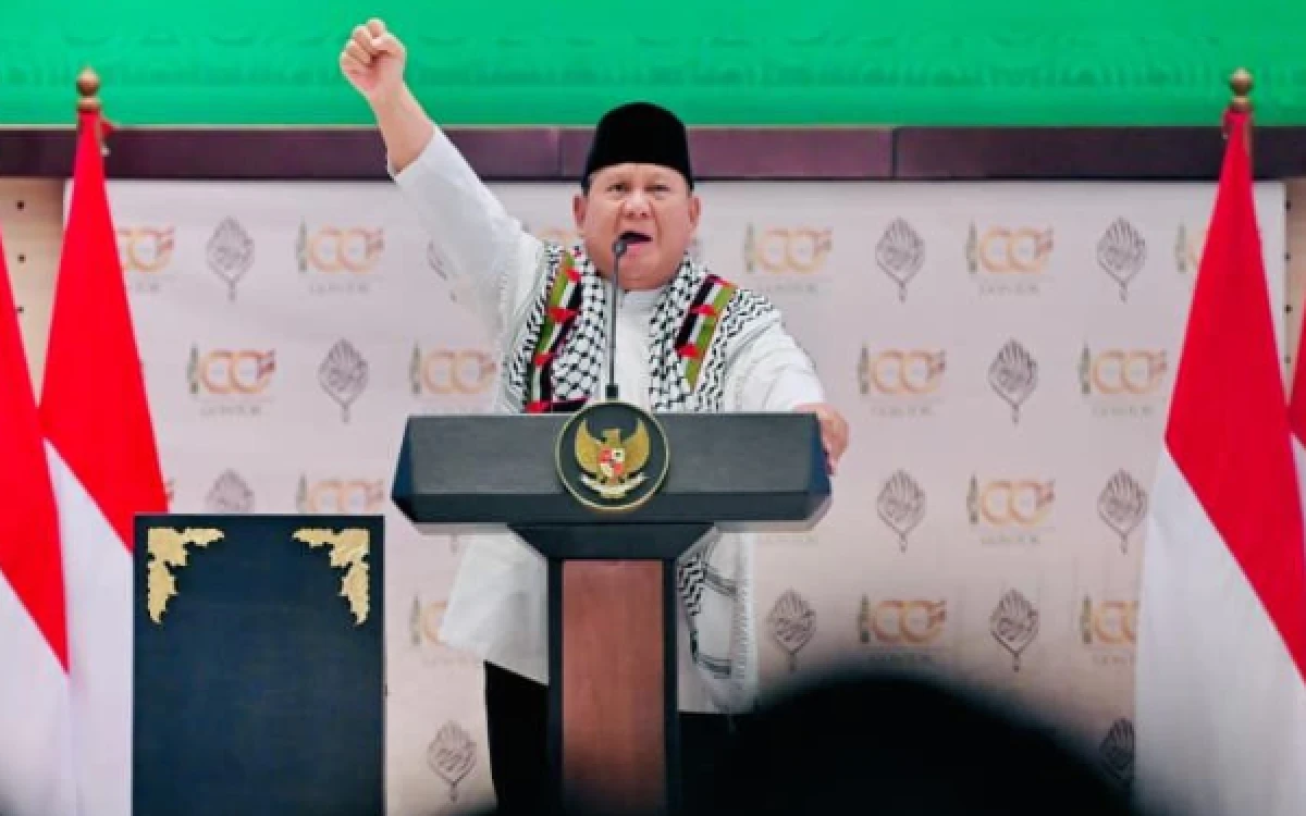 Thumbnail Berita - Keffiyeh Dikalungkan, Prabowo Tiga Kali Teriakkan “Free Palestine” di Gontor