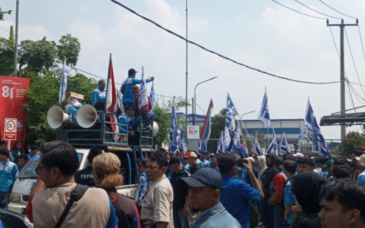 Thumbnail Berita - Persoalan Mutasi dan Hak Libur Jadi Pemicu Aksi Buruh Indomaret di Lebak