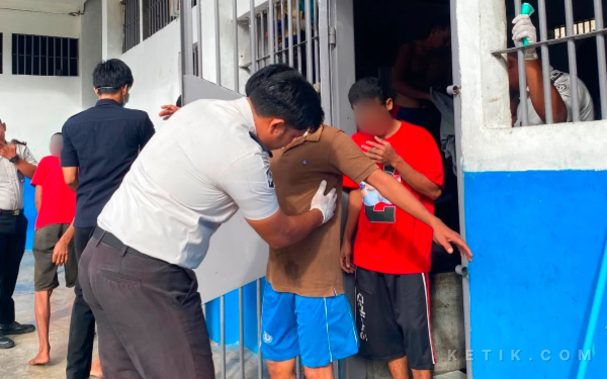 Thumbnail Berita - Razia Kamar Napi Lapas Blangpidie, Petugas Temukan Kipas Angin hingga Pisau