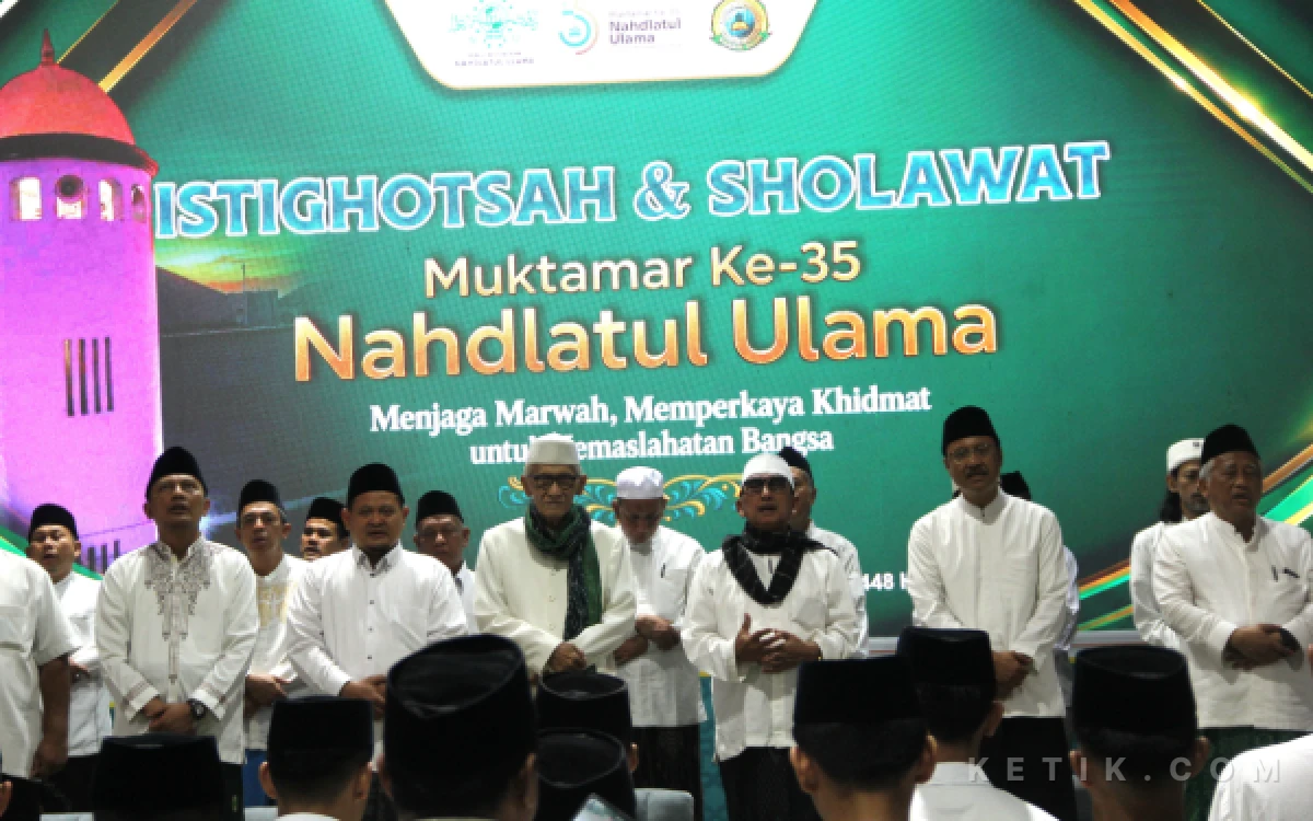 Foto Acara Istighosah dan Shalawat yang diadakan untuk kelancaran Muktamar Ke-35 NU di halaman Gedung Serba Guna Pesantren Tambakberas, Kamis malam 20 Agustus 2026. (Foto: Rifat/Ketik.com)