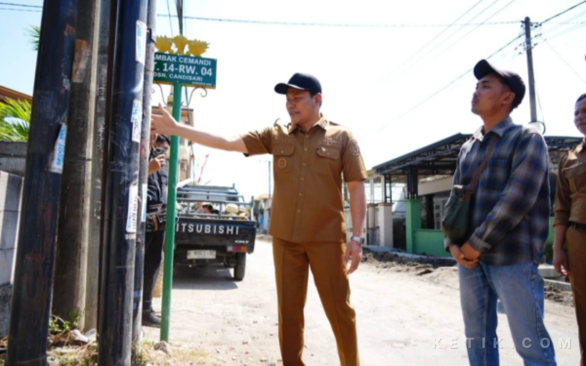 Foto Bupati Subandi meminta tiang-tiang pemilik jaringan provider memindahkannya dari ruang Jalan Desa Tambakcemandi yang sedang dibeton. (Foto: Marta/Kominfo Sidoarjo).