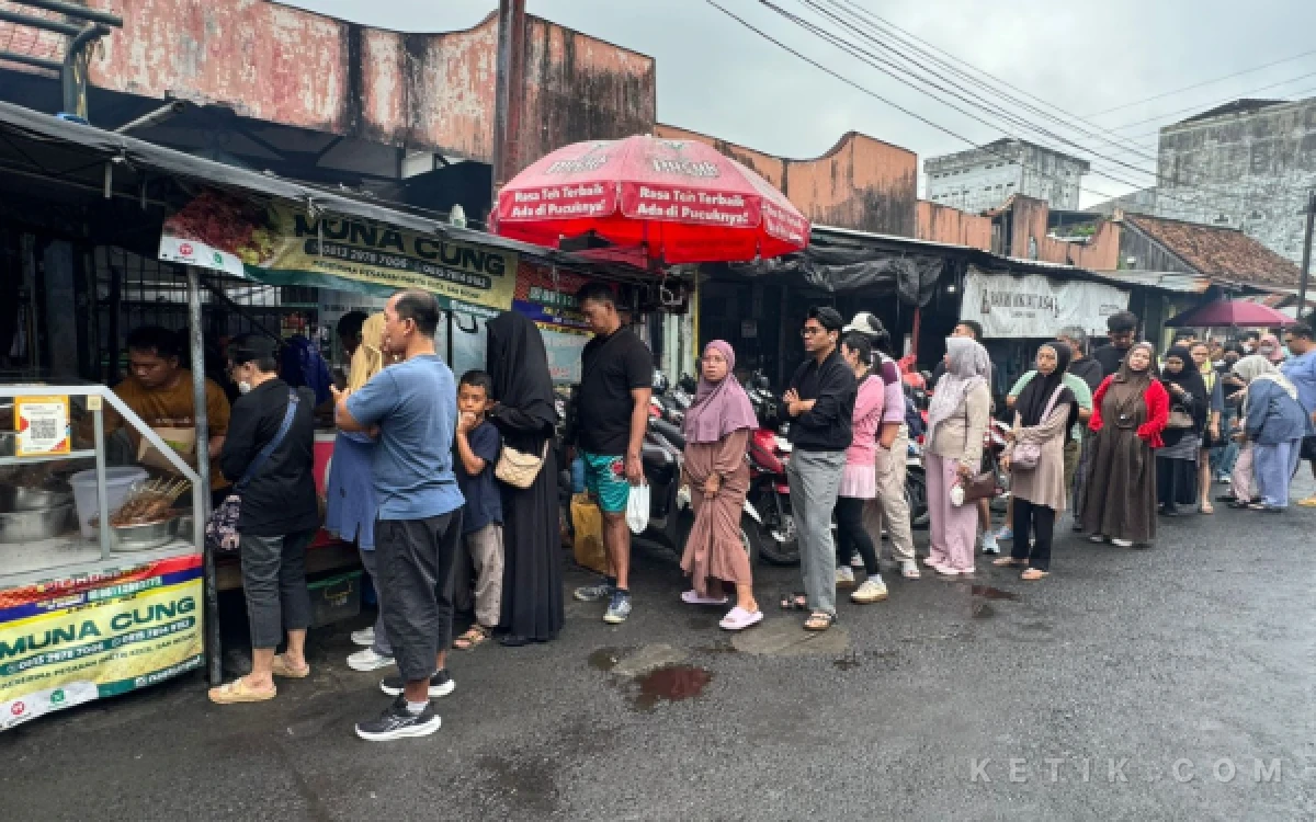 Foto Antrian pembeli yang panjang hingga puluhan meter di Nasi Kuning Muna Cung Yogyakarta. (Foto: Dok. Ketik.com)