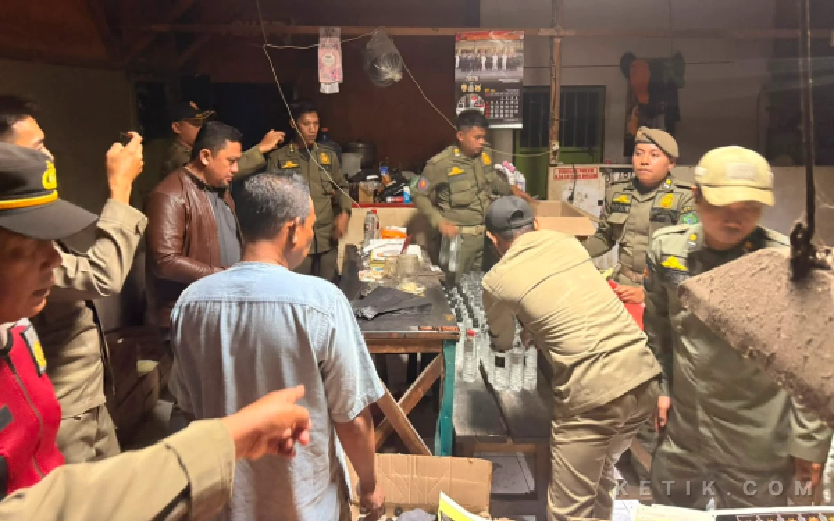 Foto Camat Gedangan Asmarahadi (berjaket kuit) saat memimpin razia miras di salah satu kafe di Desa Gemurung, Kecamatan Gedangan. (Foto: Kecamatan Gedangan).